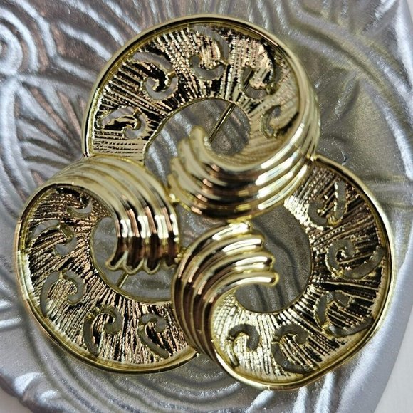 AJC American Jewelry Company Swirl Design Gold Tone Brooch Pin Marked - Picture 1 of 8